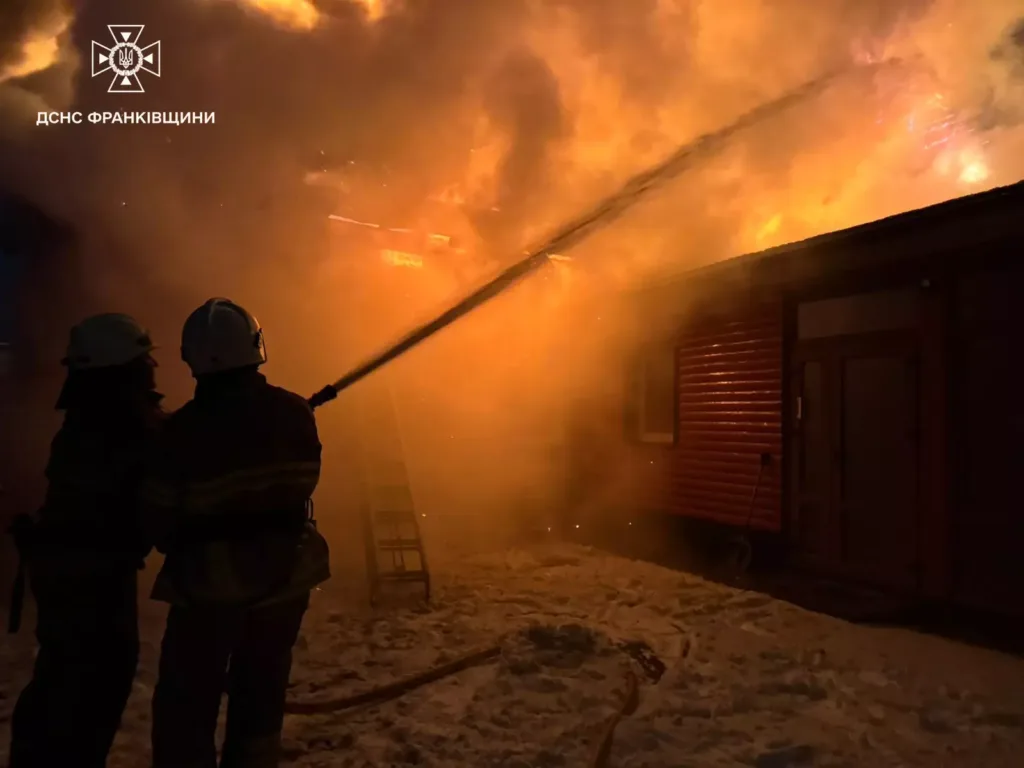 Пожежники гасять полум’я у будинку вночі