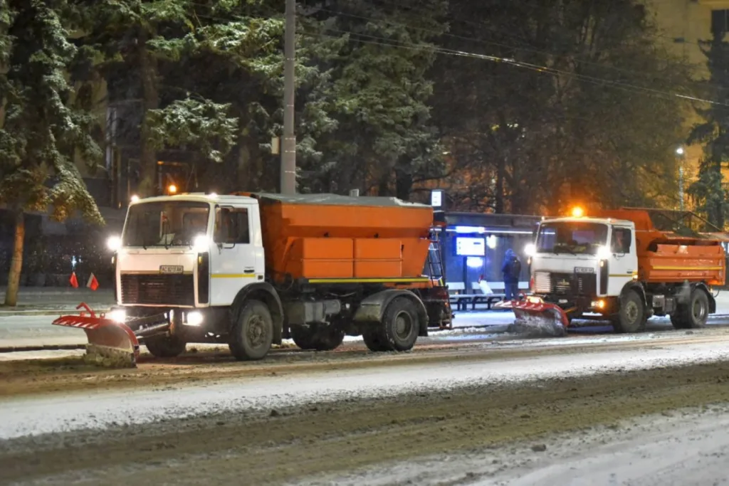 Снігоприбиральні машини чистять дорогу взимку