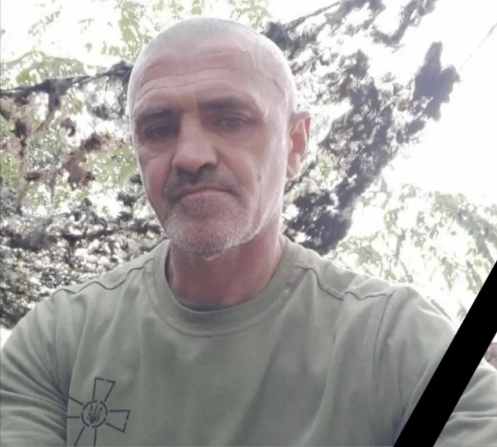 Чоловік у військовому одязі на природі