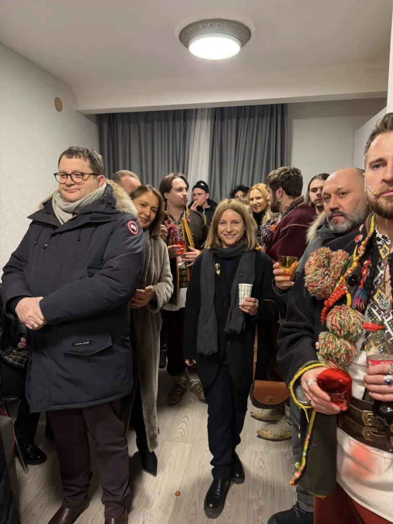 Група людей святкує у приміщенні