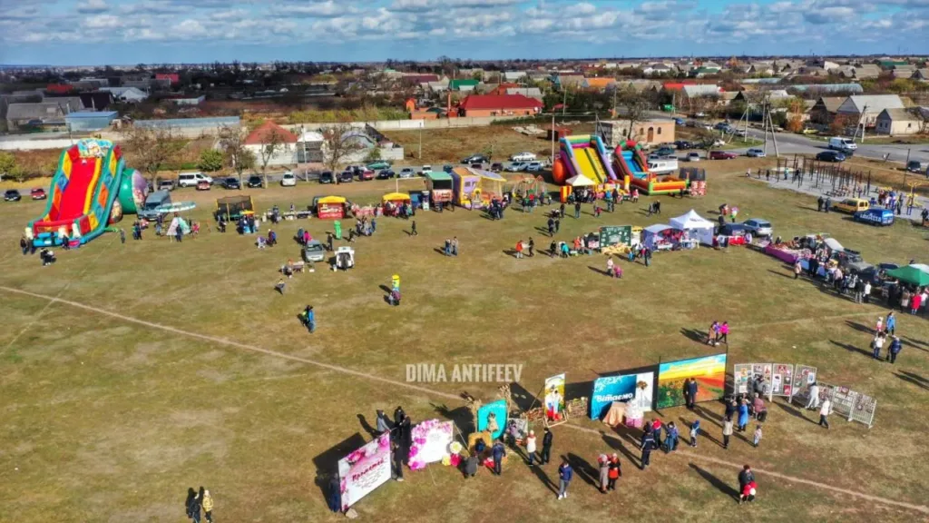 Міський ярмарок з атракціонами та відвідувачами