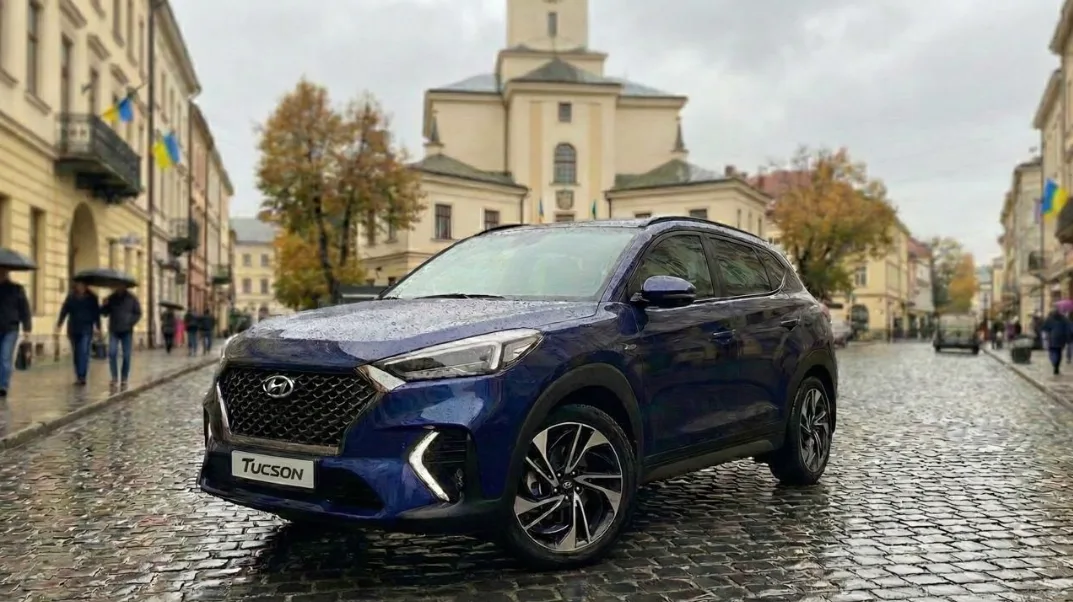 Hyundai Tucson на вулицях старого міста