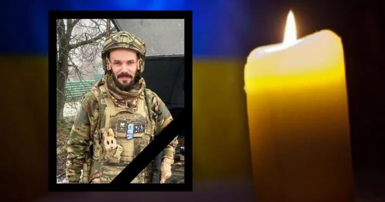 Український військовий та палаюча свічка пам’яті