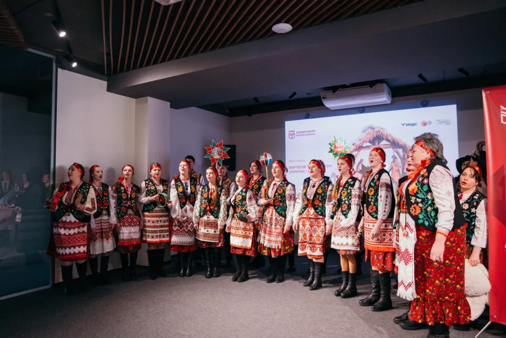 Жіночий хор у традиційному українському вбранні співає