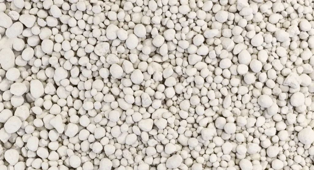 Білі гранули мінерального добрива крупним планом