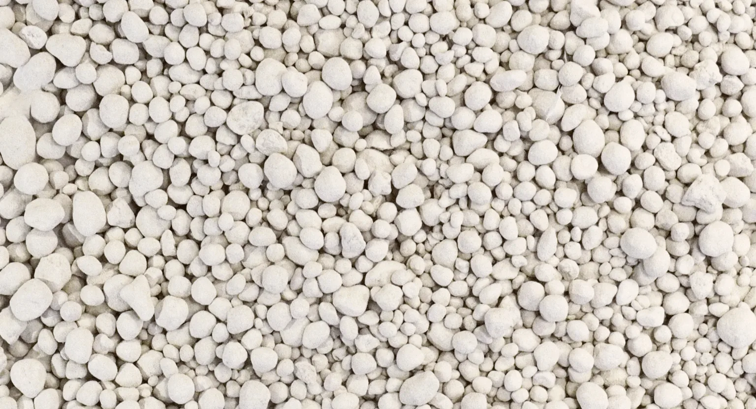 Білі гранули мінерального добрива крупним планом