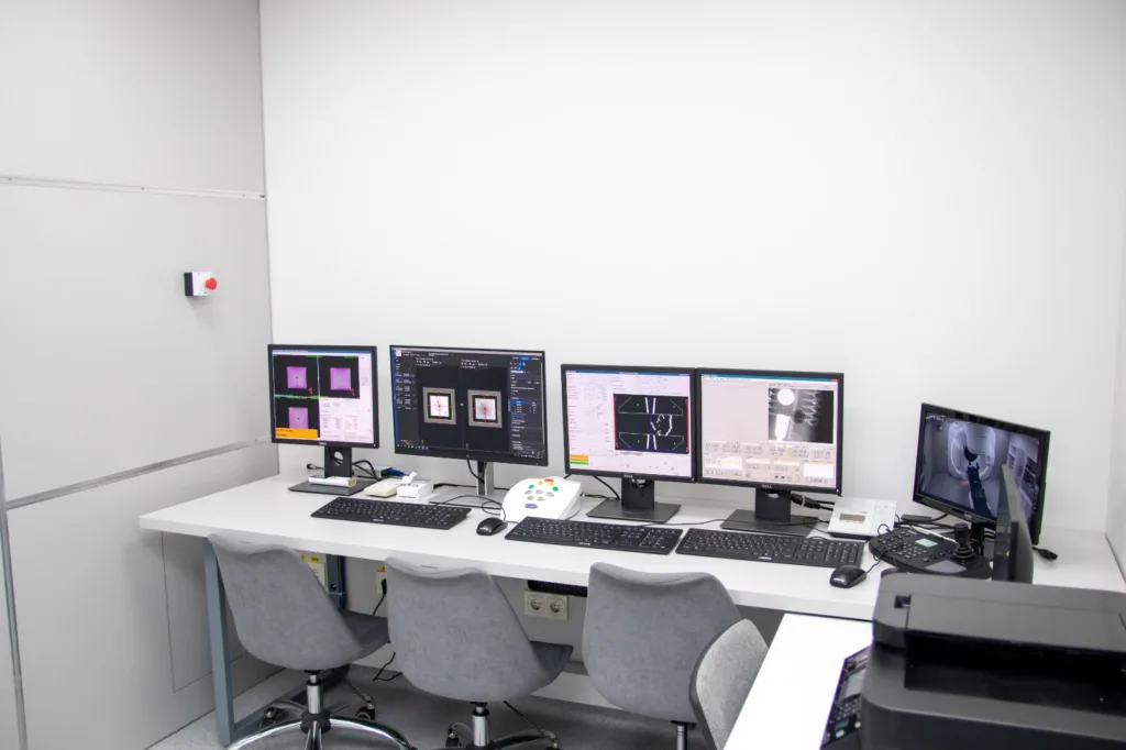 Лабораторія з комп’ютерами та моніторами для досліджень