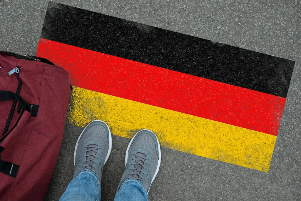 Прапор Німеччини на асфальті поруч із взуттям