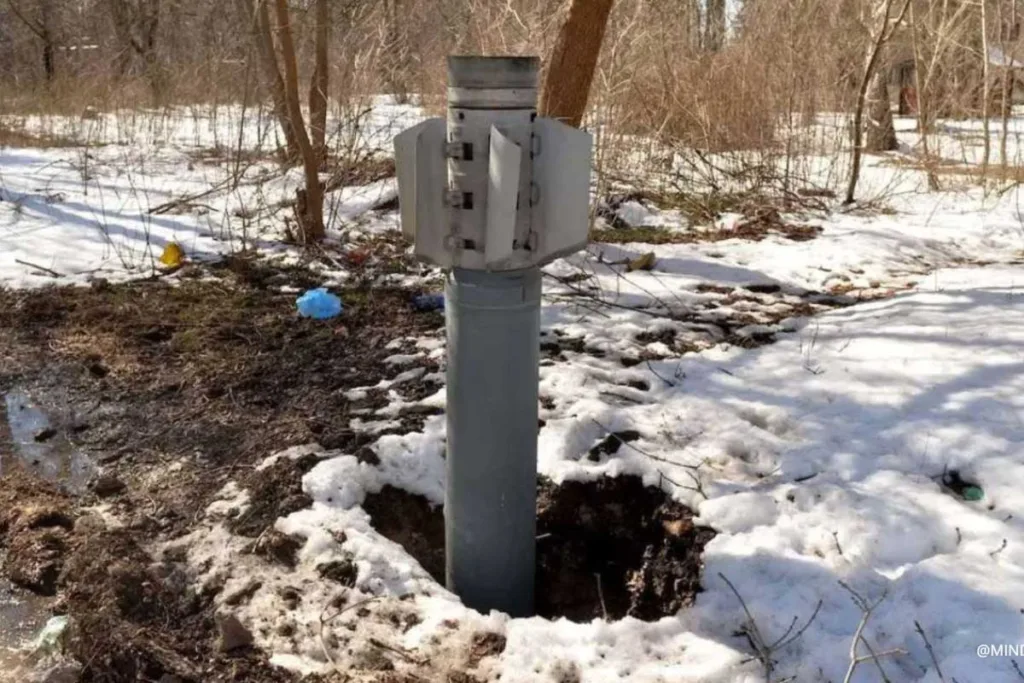 Ракета застрягла в землі серед снігу