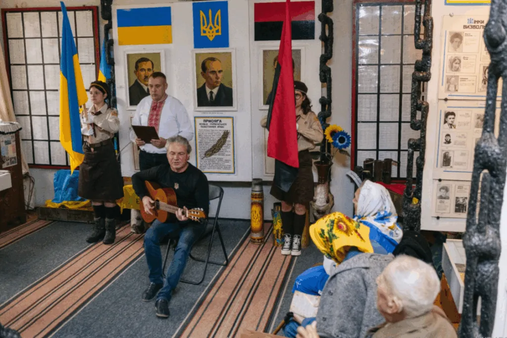 Чоловік грає на гітарі під час патріотичного заходу