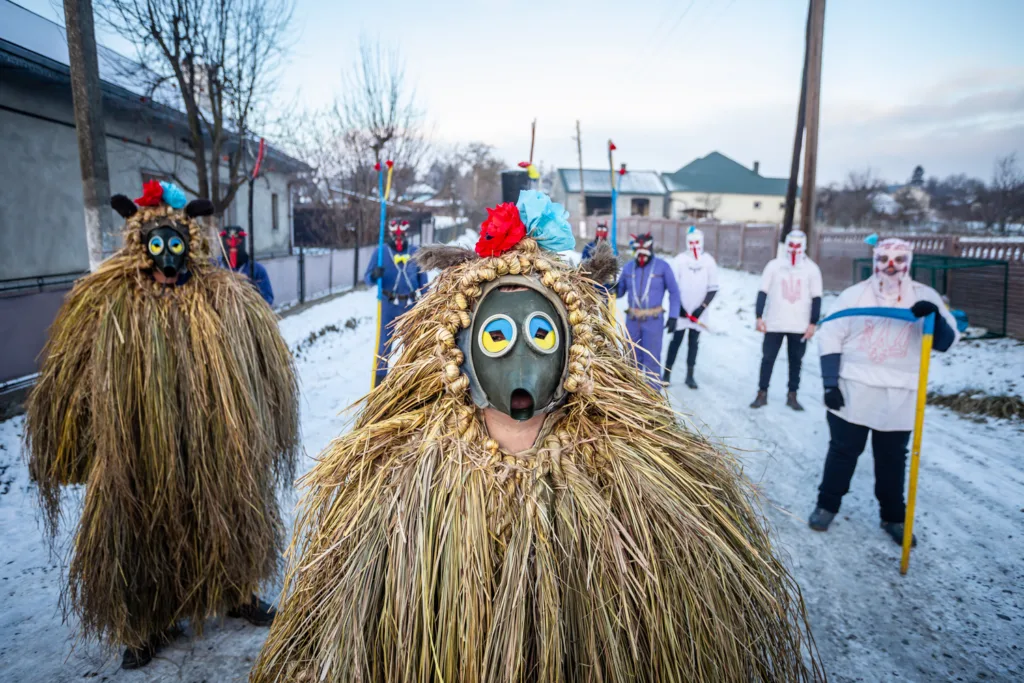 Український обряд Маланки з костюмами та масками