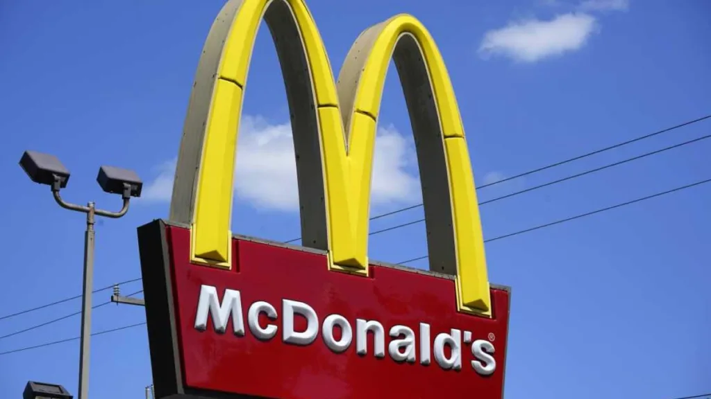 Вивіска ресторану McDonald’s на синьому небі