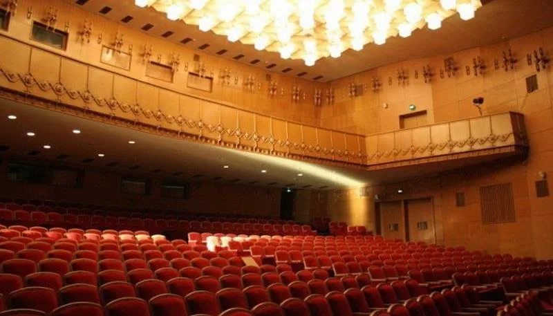 Порожній зал театру з червоними сидіннями
