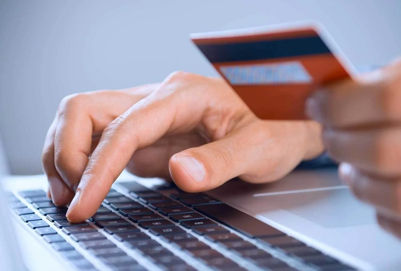 Онлайн-оплата банківською картою через ноутбук