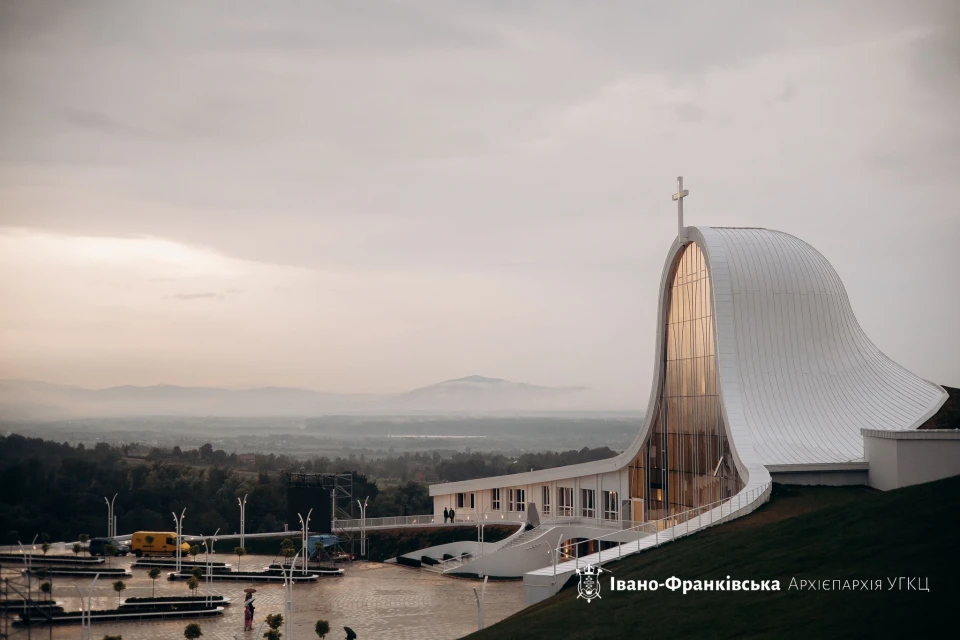 Сучасна церква на пагорбі Івано-Франківська