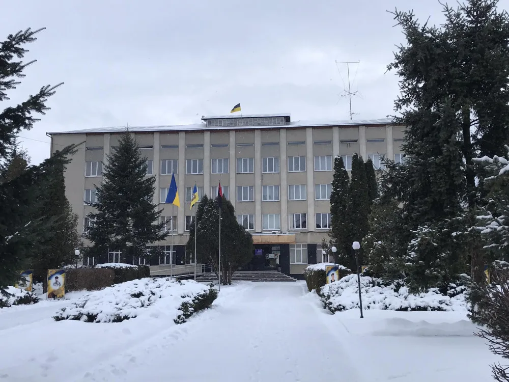 Будівля міської ради взимку зі снігом