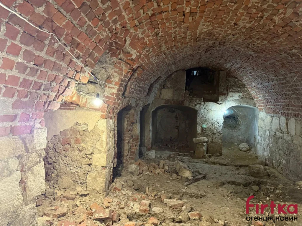 Старий цегляний підвал з арковими склепіннями