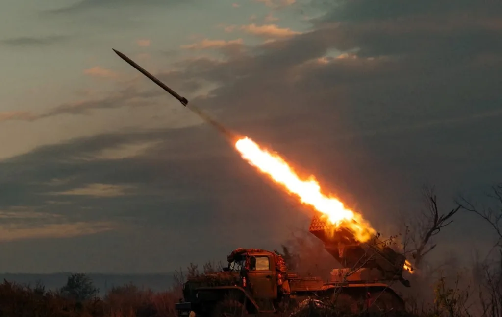 Реактивна система залпового вогню запускає ракету