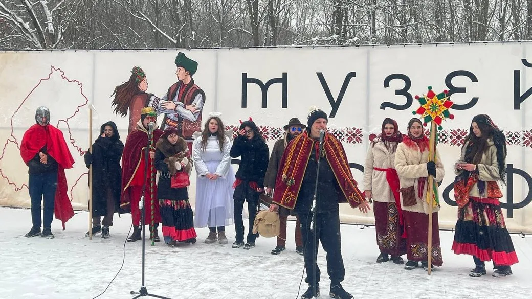 Різдвяне святкування з колядниками на снігу