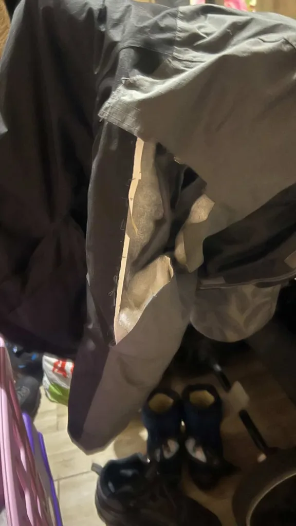 Порвана чорна куртка на рукаві