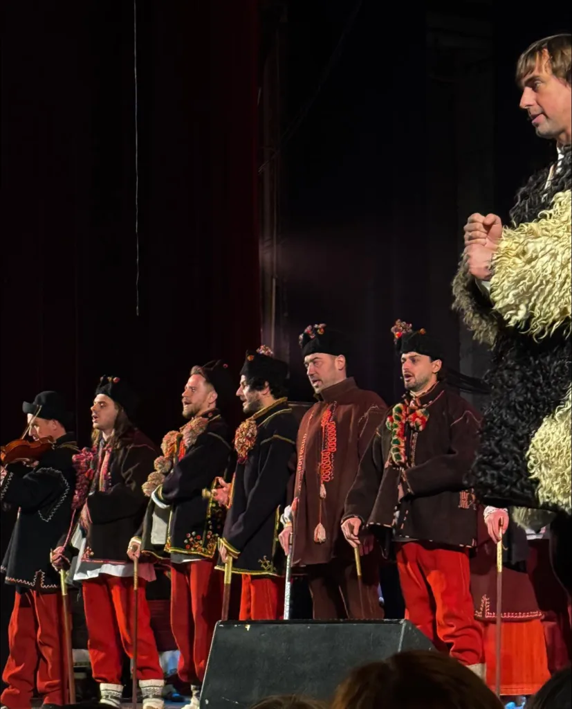 Чоловічий хор у традиційному українському вбранні на сцені