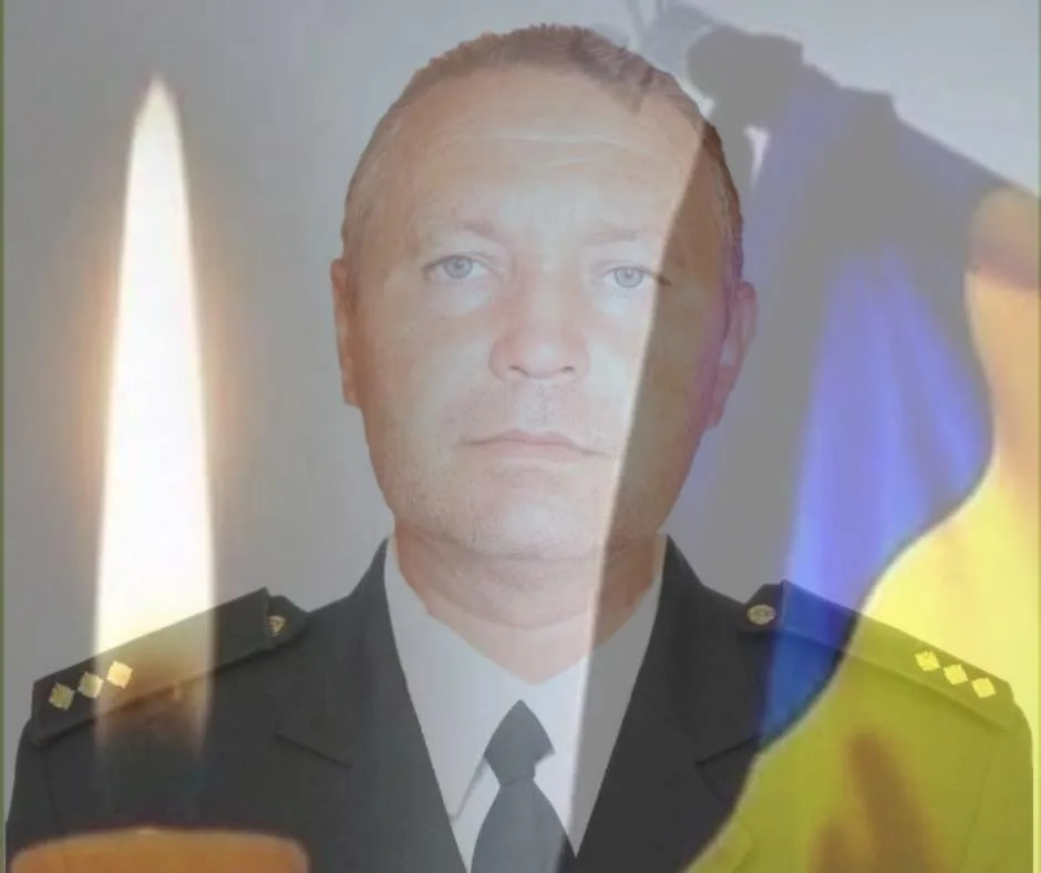 Вшанування пам’яті військового з українським прапором