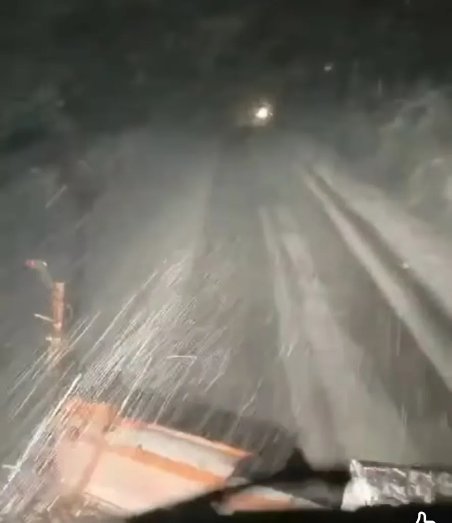 Снігопад на нічній дорозі під час руху авто