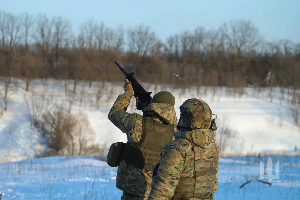 Військові стріляють на полігоні взимку