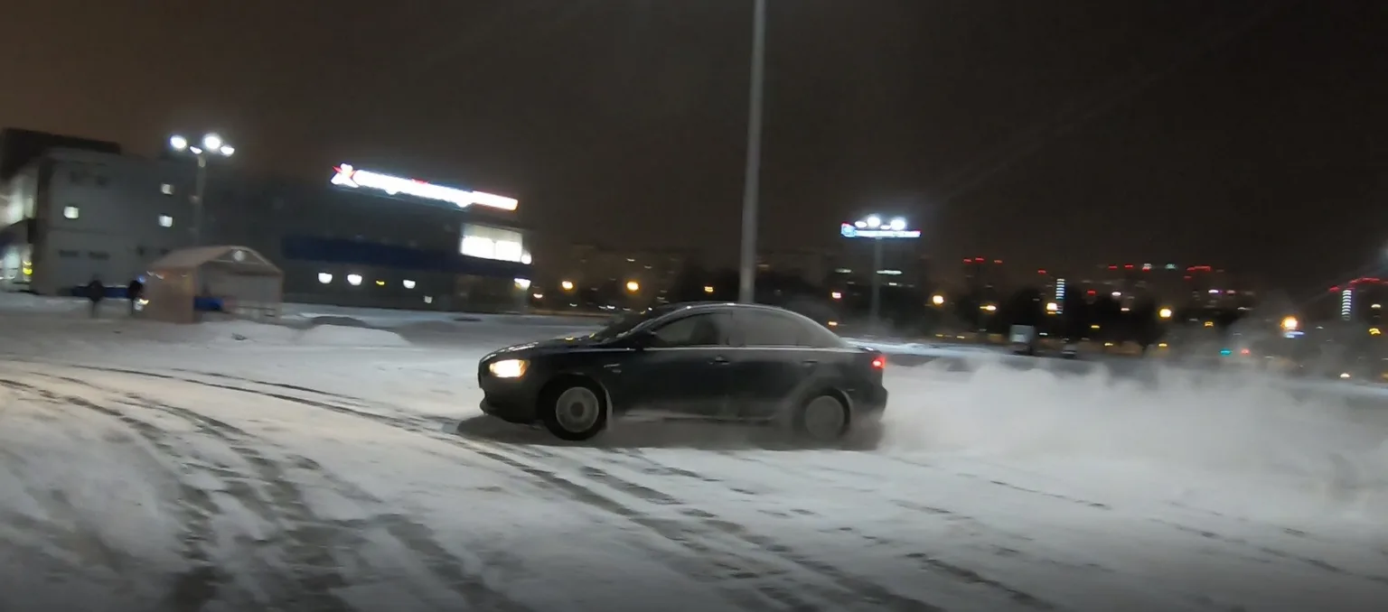 Автомобіль дрифтує на снігу вночі