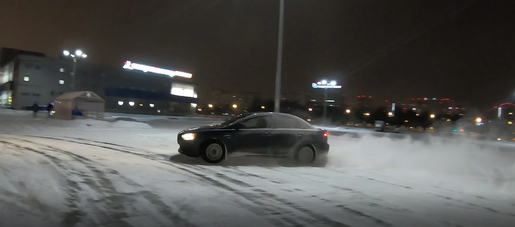 Автомобіль дрифтує на снігу вночі