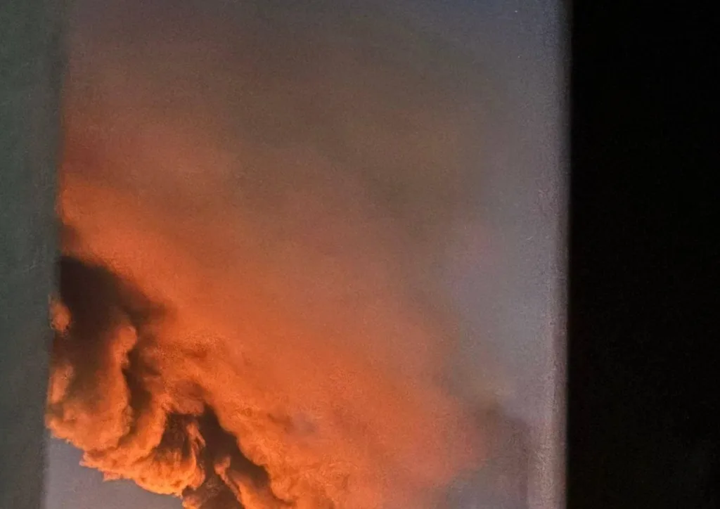 Велика хмара диму від пожежі на небі