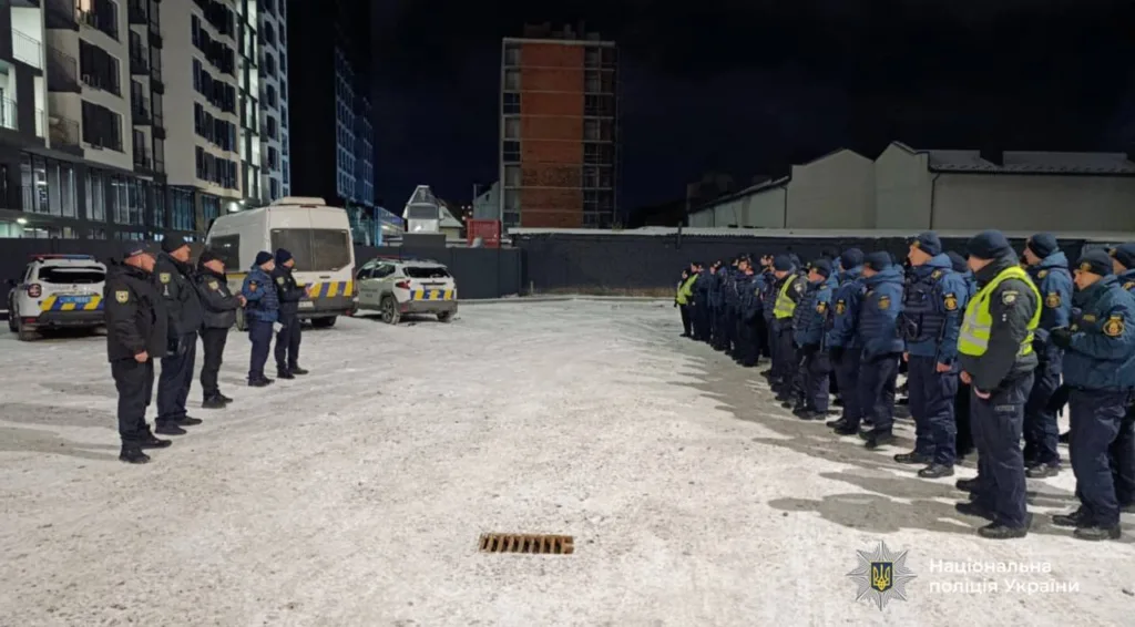 Поліцейські шикуються на нічному чергуванні взимку