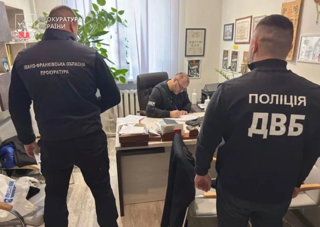 Працівники поліції та прокуратури в офісі