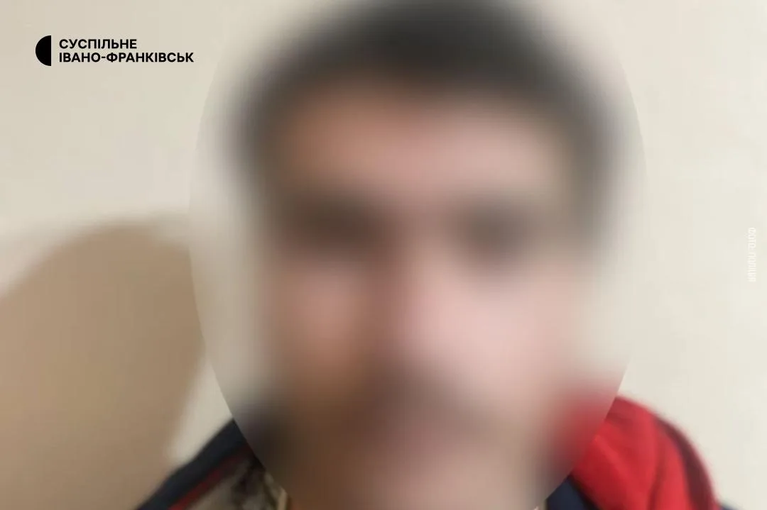 Розмите фото чоловіка на нейтральному тлі