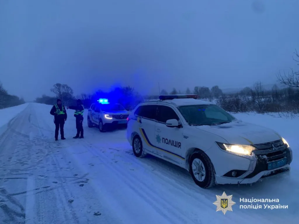 Поліцейські машини на засніженій дорозі взимку
