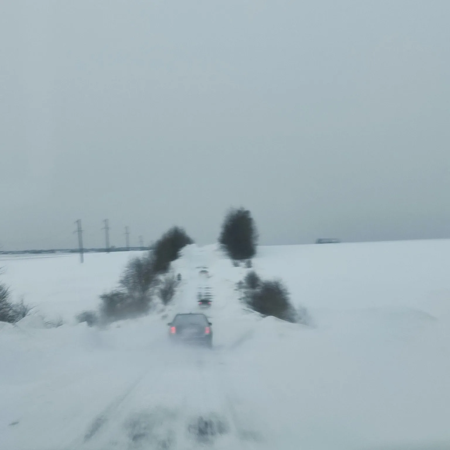 Автомобіль на засніженій сільській дорозі взимку