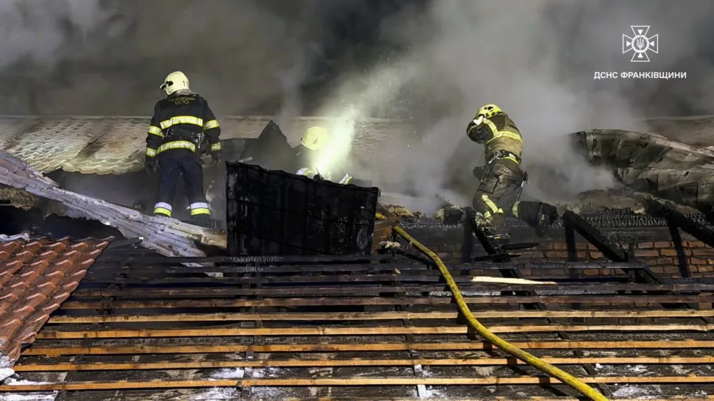 Пожежники гасять вогонь на даху будівлі