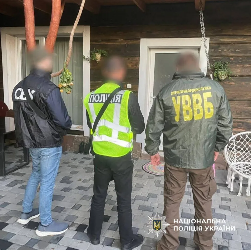 Поліція та СБУ проводять обшук будинку