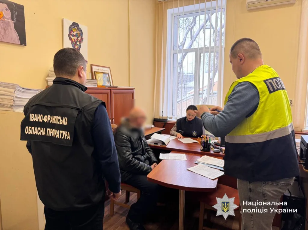 Поліція та прокуратура працюють у кабінеті