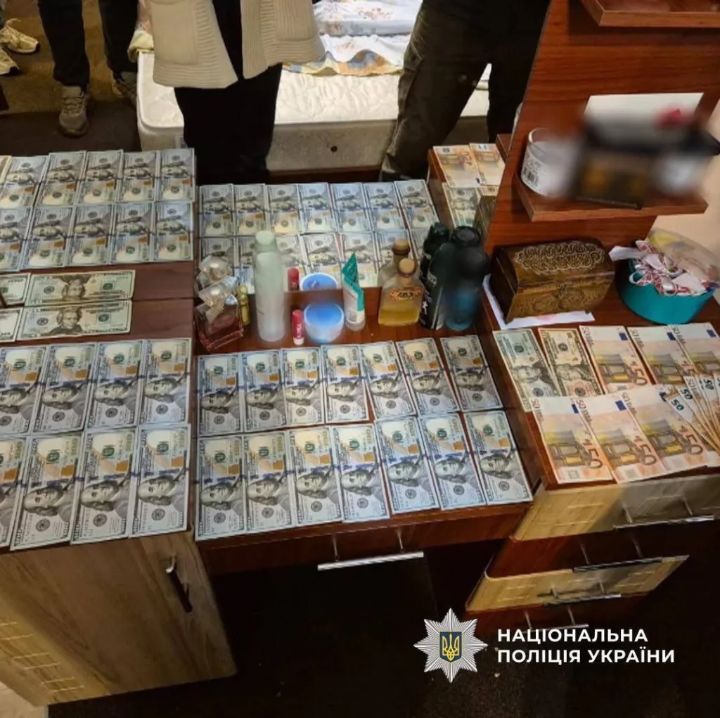 Стіл із грошима та речами, поліція України