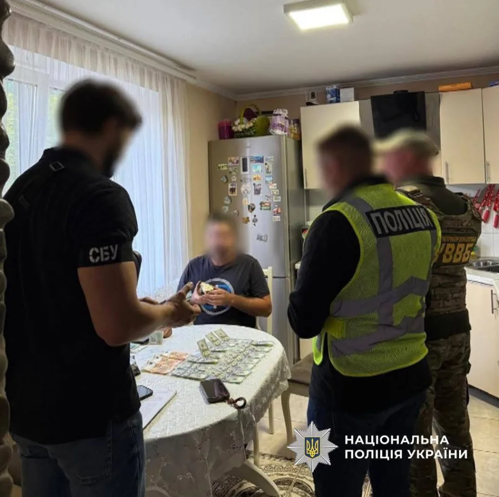Поліція проводить обшук і рахує гроші на столі