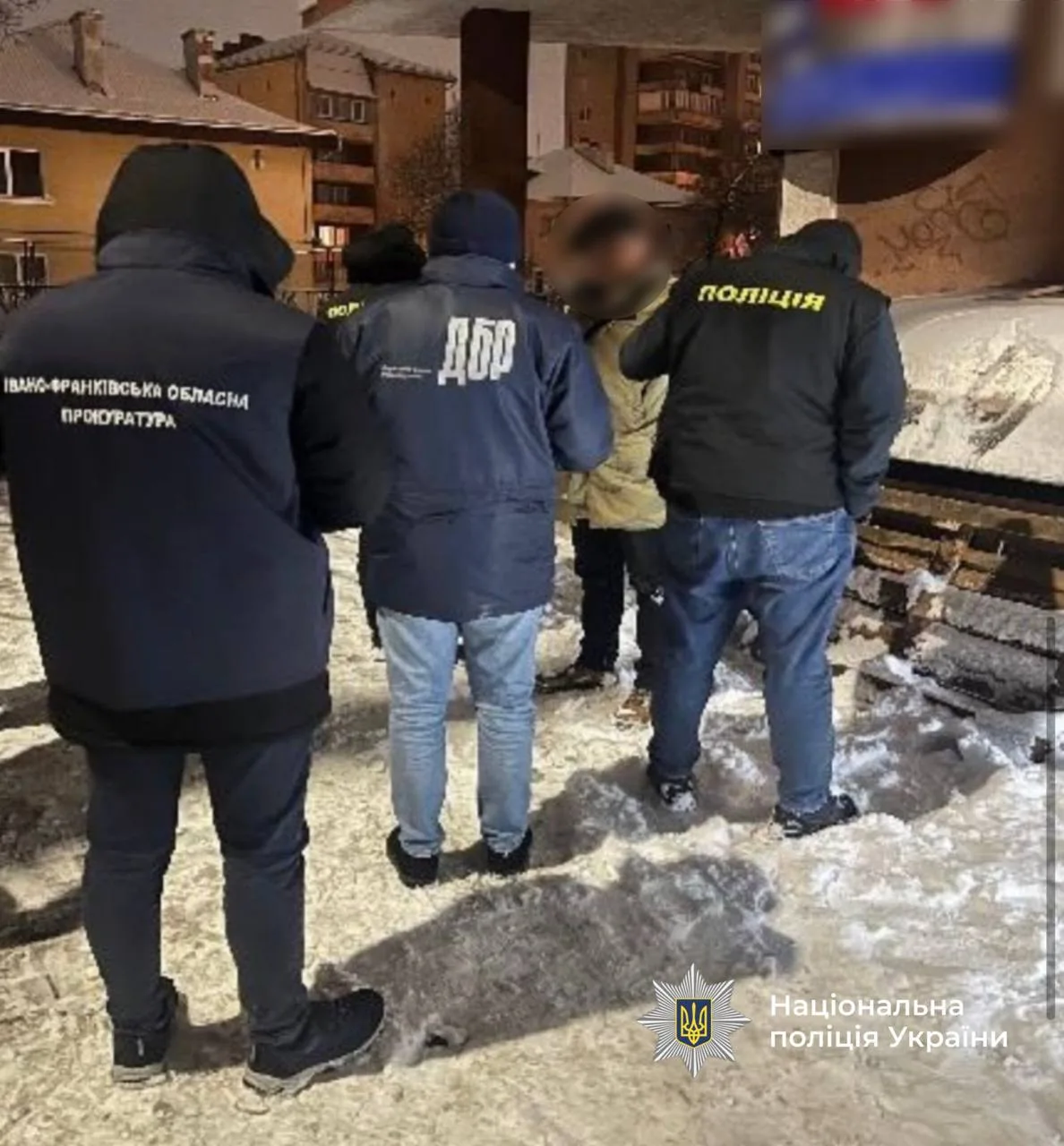 Поліція України проводить затримання взимку на вулиці