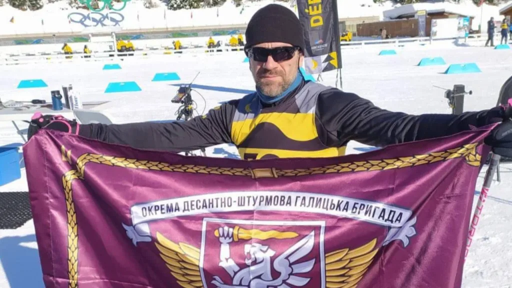 Спортсмен із прапором Галицької бригади на снігу