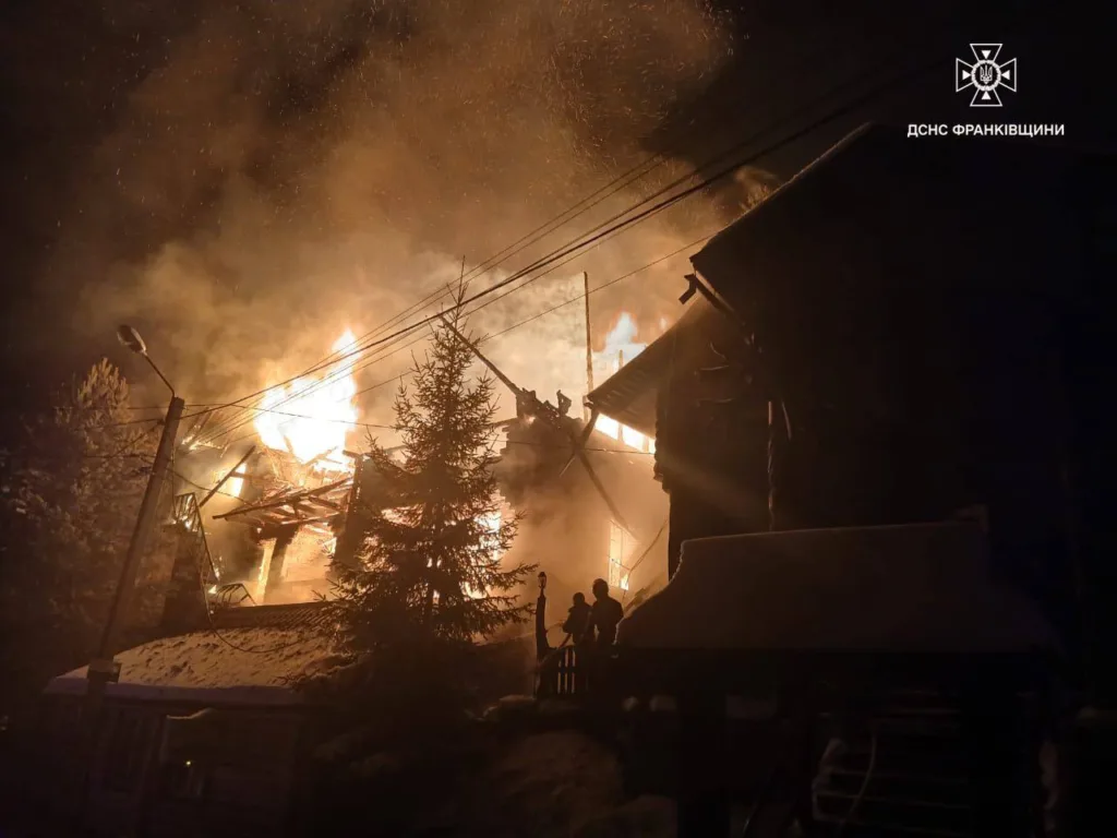 Нічна пожежа у дерев’яному будинку