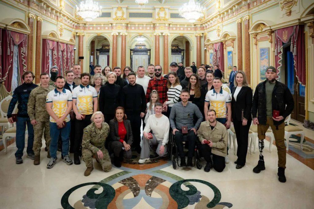 Групове фото українських військових і волонтерів у залі