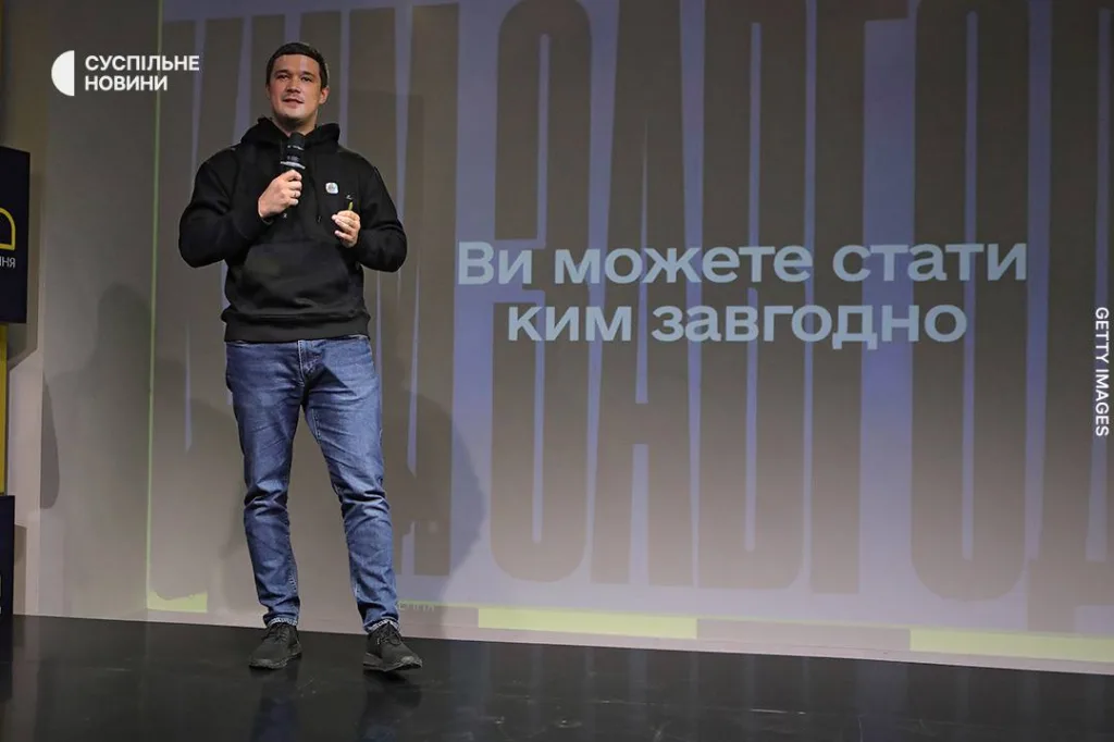 Спікер виступає на презентації з мікрофоном