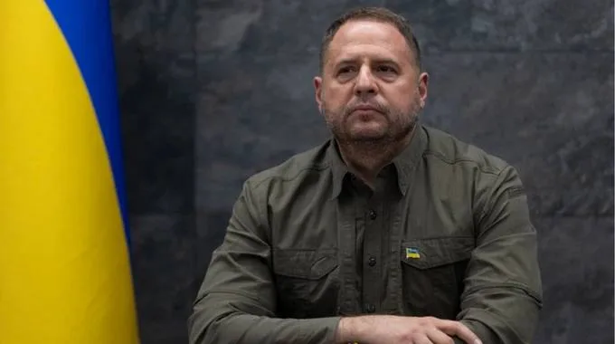 Чоловік перед прапором України