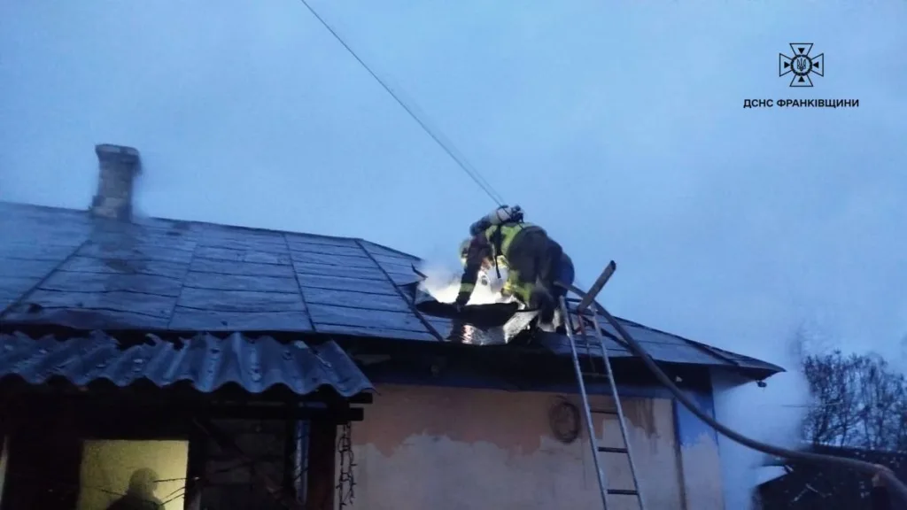 Пожежники гасять вогонь на даху будинку