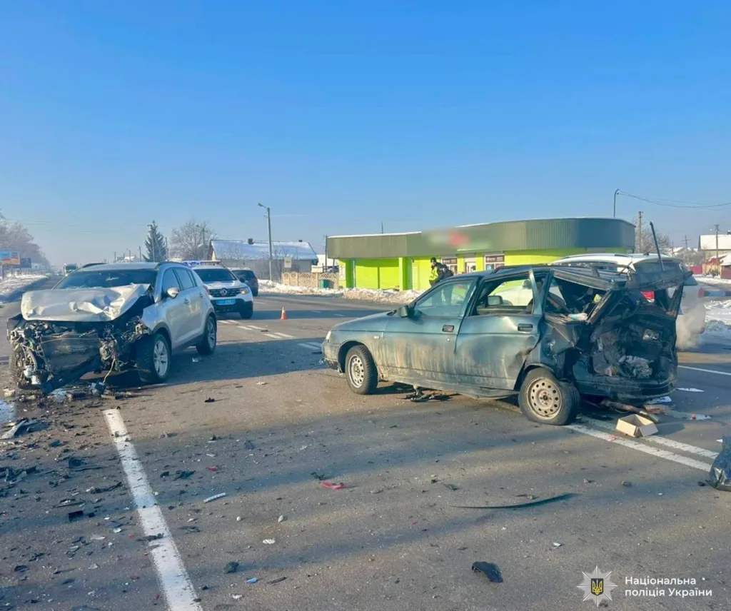 Дорожня аварія з пошкодженими автомобілями на трасі