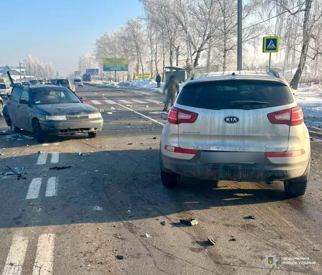 Дорожня аварія з двома автомобілями взимку